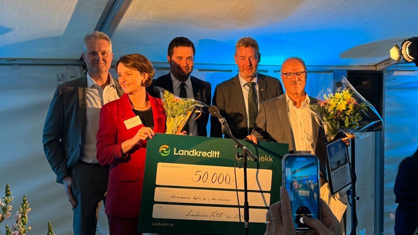 Rektor Anne Johanne Hatlinghus på Mære og rektor Edward Georg Hagen på Skjetlein tok imot HMS-prisen fra juryen, med mat- og landbruksminister Geir Pollestad i spissen.