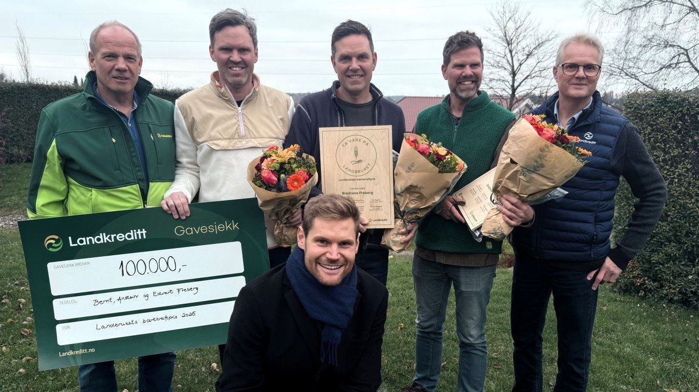 Stolte vinnere. F.V styreleder i Felleskjøpet Jens Lippestad, Edvart Freberg, Bernt Freberg, Anstein Freberg, Hans Edvard Torp, styreleder i Landkreditt. Fremst; Landbruks- og matminister Nils Kristen Sandtrøen 