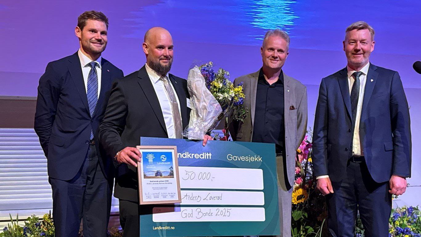 Overasket og stolt vinner F.V Nils Kristen Sandtrøen (Landbruks- og matminister), Anders Løverød (stolt vinner), Hans Edvard Torp (styreleder Landkreditt) og Bjørn Gimming (leder Norges Bondelag) 