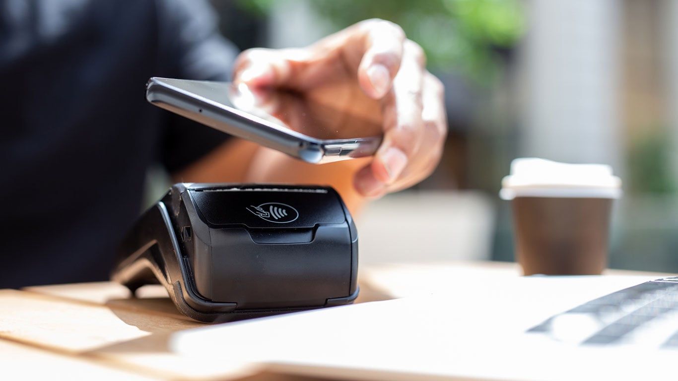 Med Google Pay blir det enda enklere å betale med dine Landkreditt-kort (foto: istock / jorge_mata)