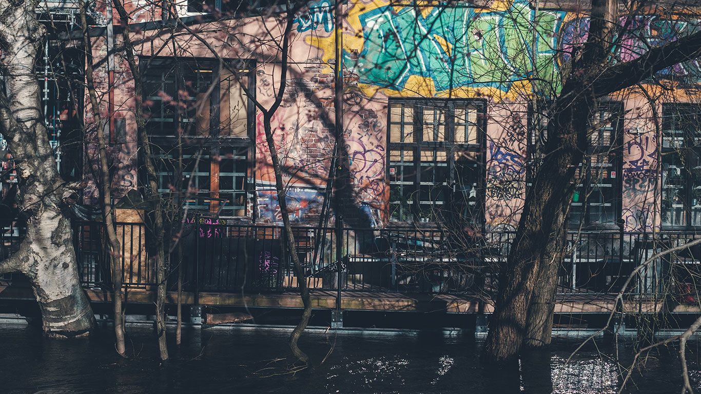 Bygninger langs akerselva, delvis skjult av trær