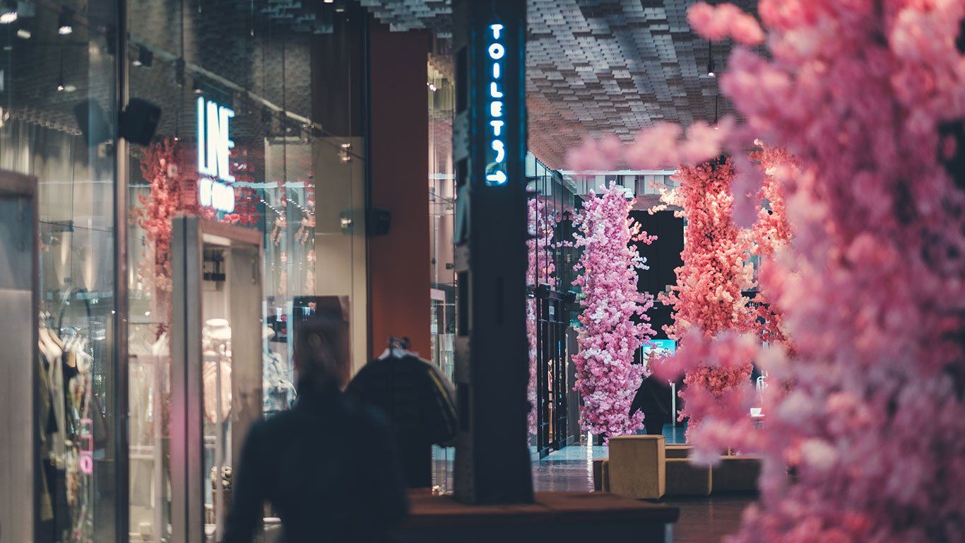 Handlegate med rosa blomster