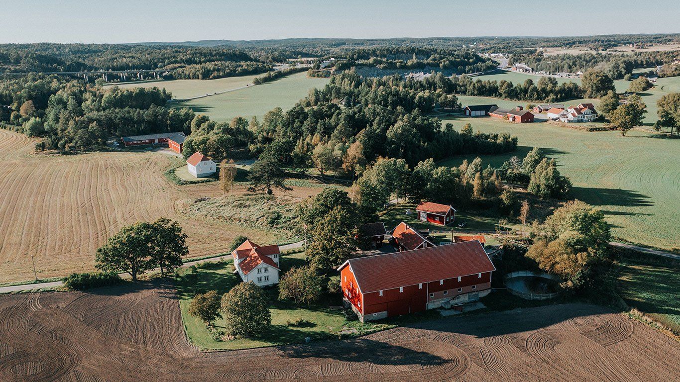dronebilde av gård
