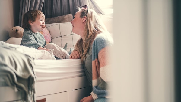 Mor og barn hygger seg sammen