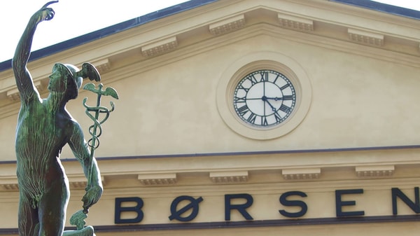 Oslo børs med statue i forgrunnen
